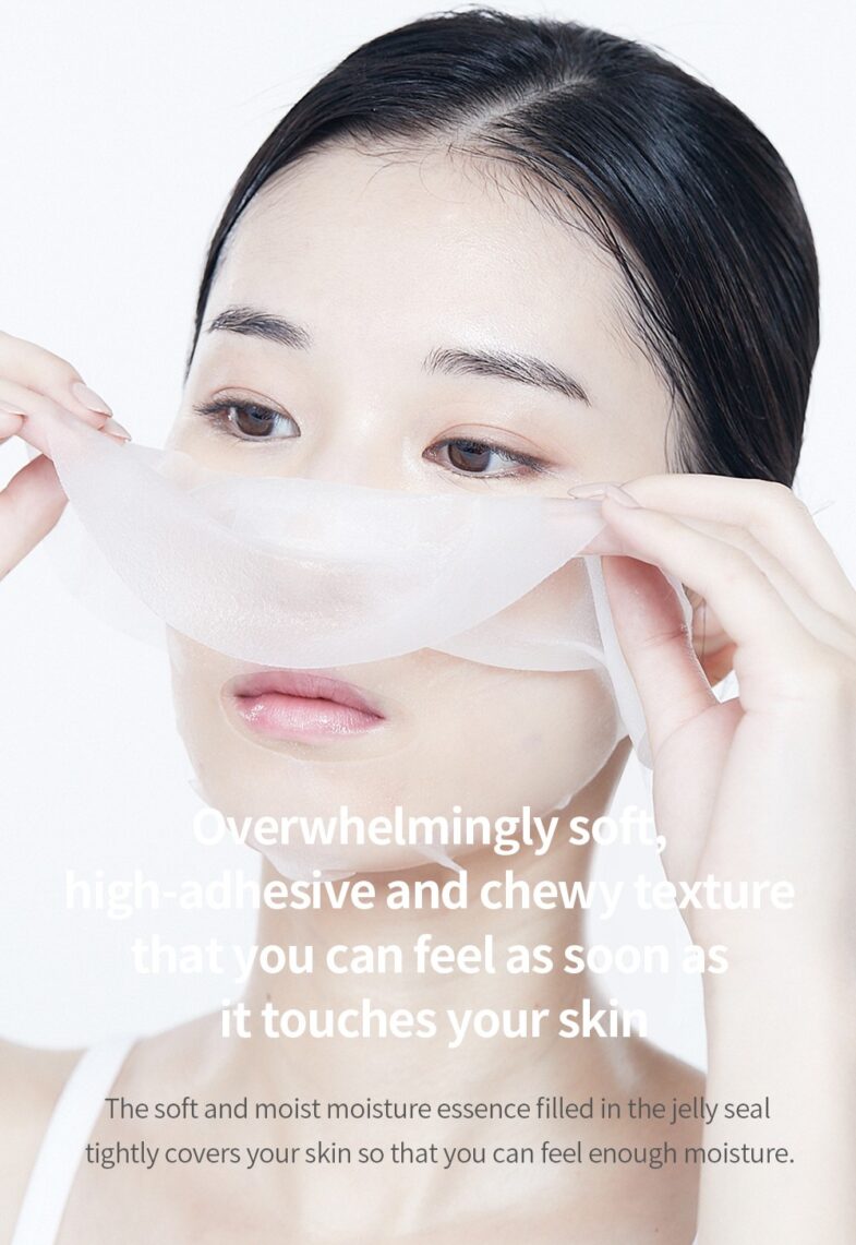 Žena nanosi masku od gela na lice prikazujući korejsku kozmetiku Divote Cosmetics s istaknutim tekstom o učincima maske.