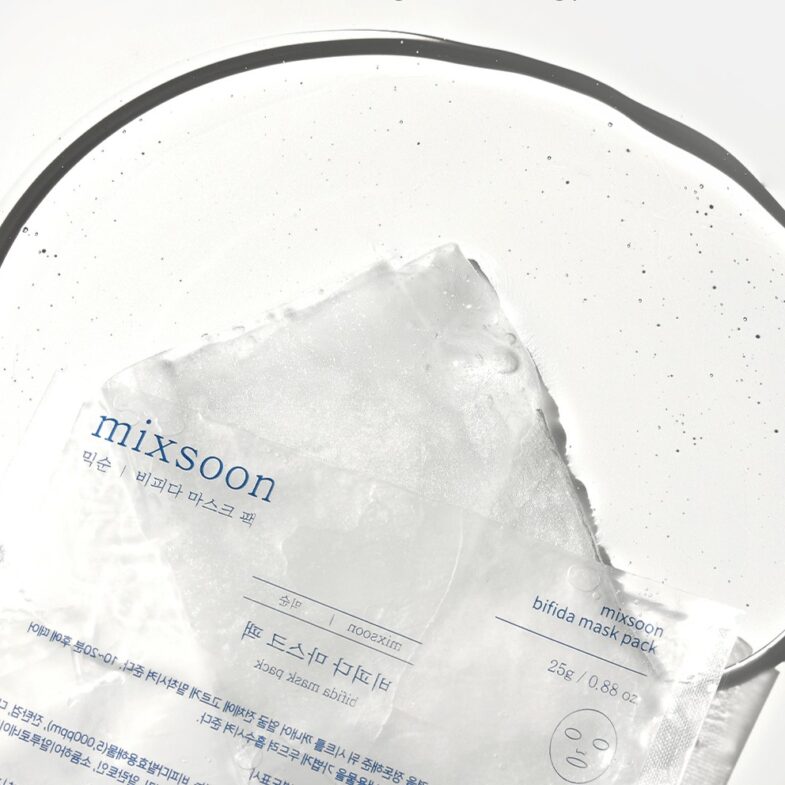 Prozirna vrećica na bijeloj podlozi s natpisom 'mixsoon bifida mask pack', proizvod korejske kozmetike od 'Divote Cosmetics'.