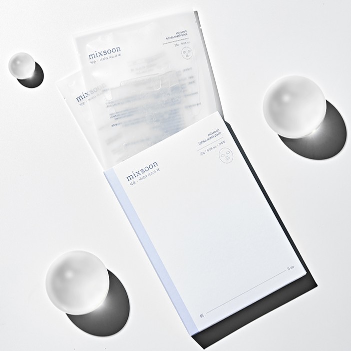 Slika korejske kozmetike marke Mixsoon iz kolekcije Divote Cosmetics, prikazuje paket bijele boje s minimalističkim dizajnom na bijeloj podlozi, okružen prozirnim kuglama.
