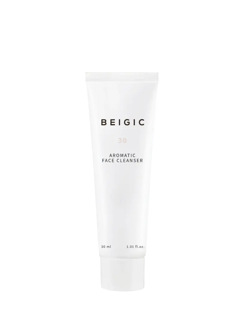 Tuba s natpisom Beigic 30 Aromatic Face Cleanser, povezana s Divote Cosmetics, simbolizirajući korejsku kozmetiku.