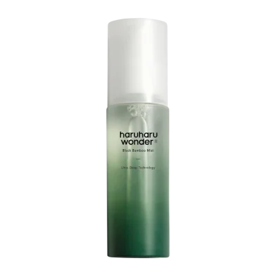 Bočica Haruharu Wonder Black Bamboo Mist s logom Divote Cosmetics, predstavljajući korejsku kozmetiku s elegantnim dizajnom i inovativnom formulom Ultra Deep Technology.