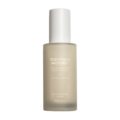Bočica seruma HaruHaru Wonder Black Rice Hyaluronic Anti-wrinkle, poznata marka iz Koreje, sa svijetlom etiketom i zatvorenim poklopcem, popularna u divote kozmetici zbog svojim hidratizirajućih svojstava.