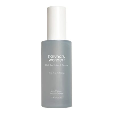 Bočica proizvoda Haruharu Wonder Black Rice Hyaluronic Essence, dio korejske kozmetike, s bijelim poklopcem i natpisom na prednjoj strani koji ističe divote cosmetics formulaciju.