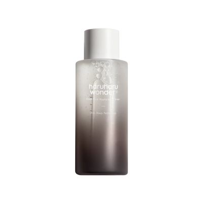 Bočica divote cosmetics korejske kozmetike Haruharu Wonder Black Rice Hyaluronic Toner sa elegantnim dizajnom i natpisom na pakiranju.