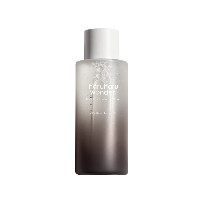 Bočica divote cosmetics korejske kozmetike Haruharu Wonder Black Rice Hyaluronic Toner sa elegantnim dizajnom i natpisom na pakiranju.