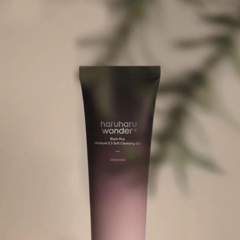 Cijev proizvoda divote cosmetics iz linije korejska kozmetika, označena kao 'Haruharu Wonder Black Rice Moisture 5.5 Soft Cleansing Gel', na neutralnoj pozadini.
