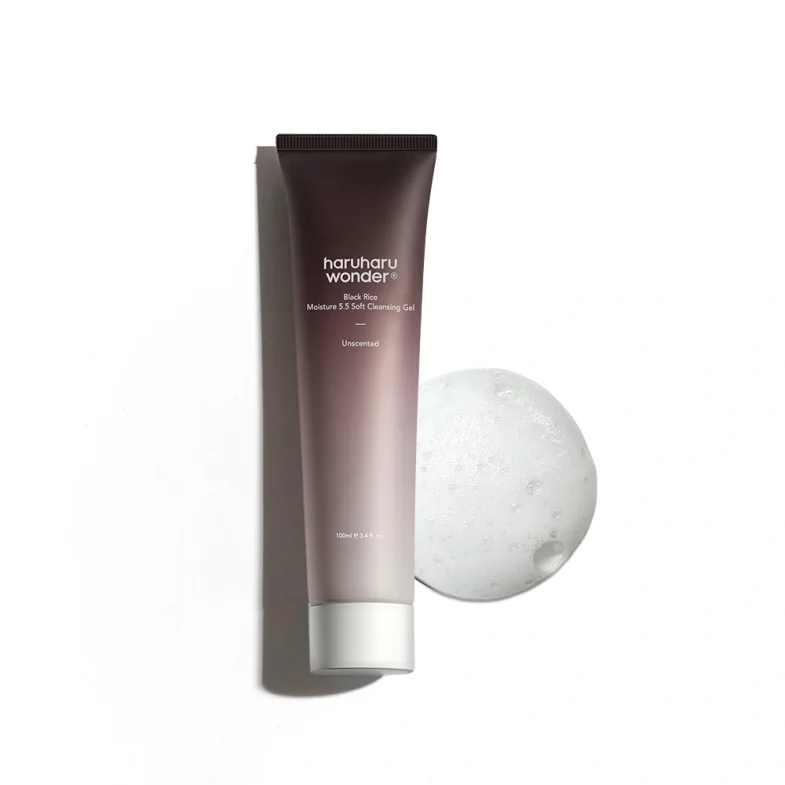 Tuba gela za čišćenje Haruharu Wonder Black Rice, poznati proizvod korejske kozmetike, na bijeloj pozadini uz pjenu, dio asortimana Divote Cosmetics.
