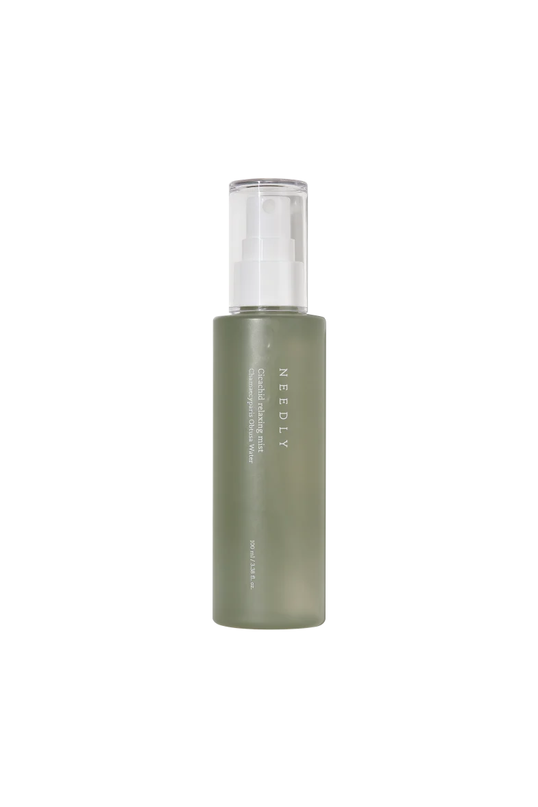 Proizvod Divote Cosmetics u obliku spreja, koji je dio korejske kozmetike, s bijelim poklopcem i prozirnom bočicom od 100 ml.