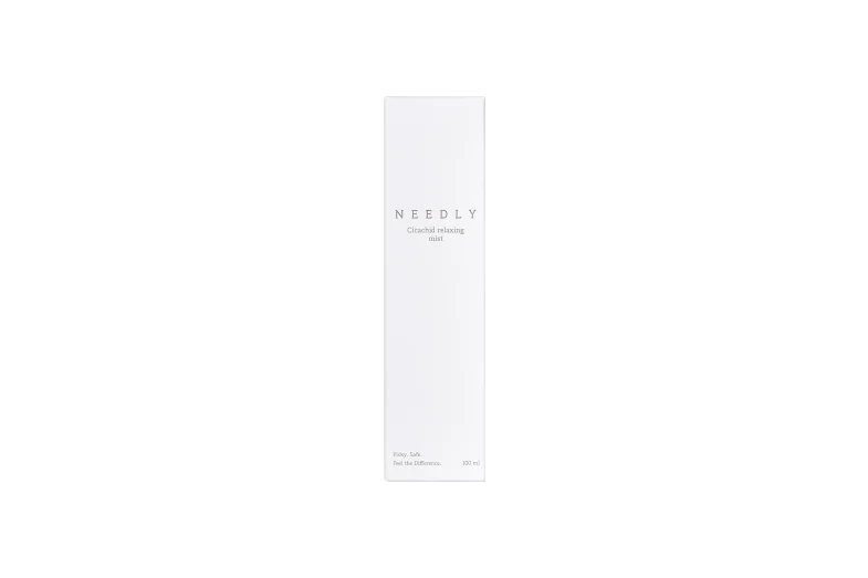 Bijela kutija s natpisom 'NEEDLY Cicachid relaxing mist', povezana s Divote Cosmetics i korejskom kozmetikom, kapaciteta 100 ml.