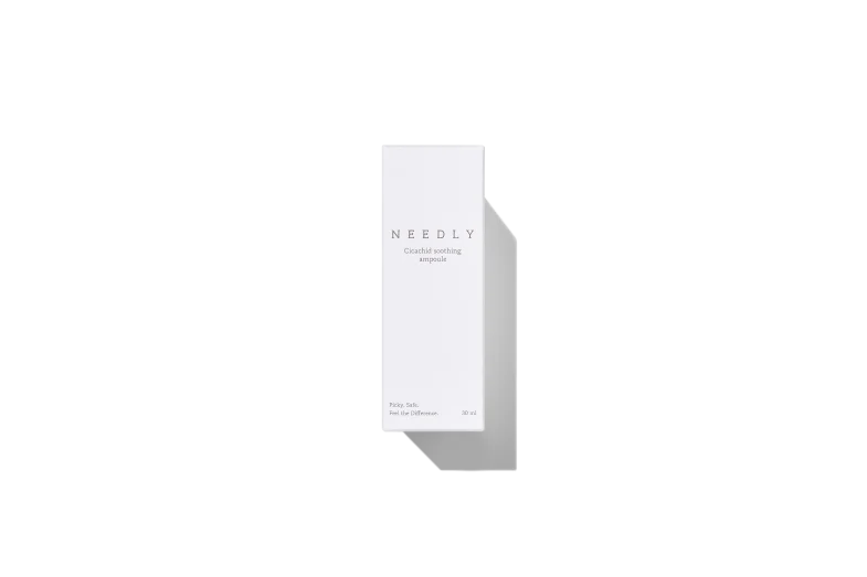 Bijela kutija s natpisom 'Needly Cicachid Soothing Ampoule', koja predstavlja korejsku kozmetiku, savršen dodatak za 'divote cosmetics' rutinu, 30 ml.