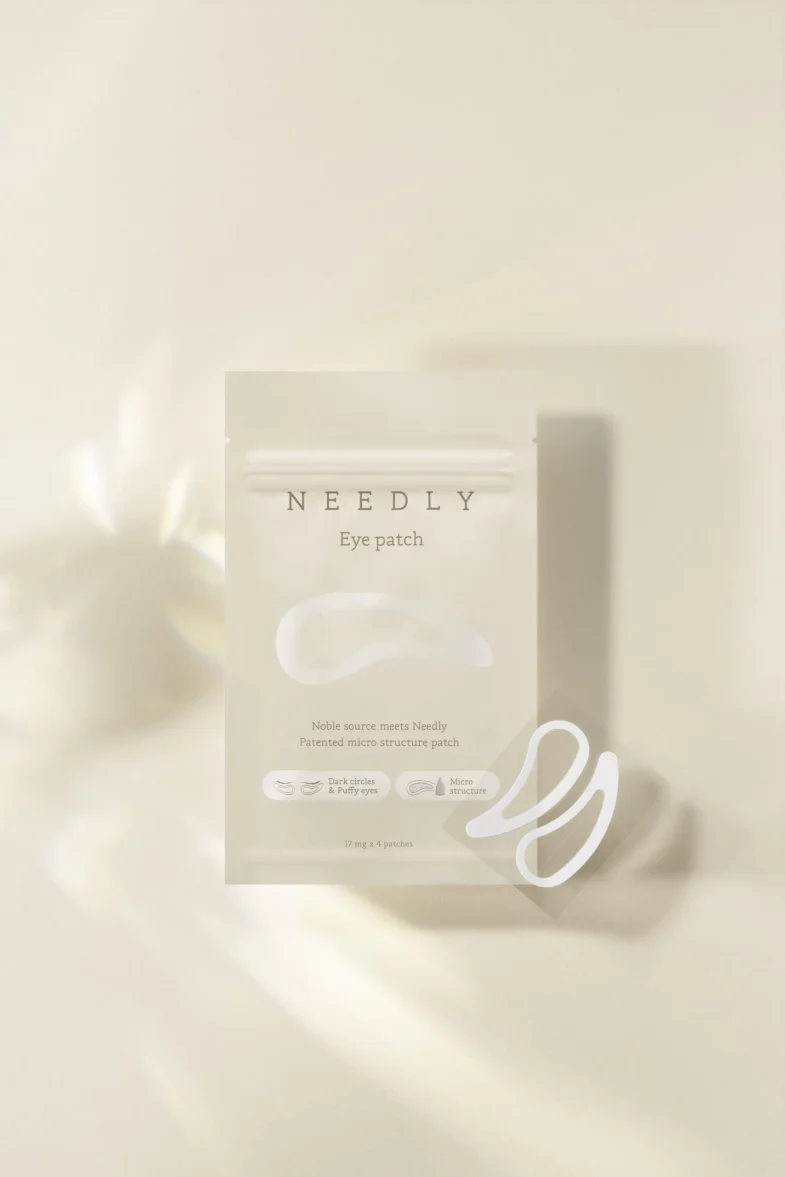 Pakiranje Needly flastera za oči, dio korejske kozmetike, dizajniranih za smanjenje podočnjaka i nadutosti, s elegantnim minimalističkim dizajnom istaknutim kao divote cosmetics.