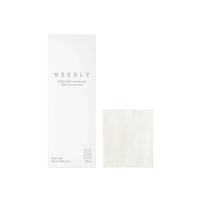 Pakiranje i pamučni jastučići brenda Needly, poznatog po proizvodima korejske kozmetike i divote cosmetics, izrađeni od 100% prirodnog pamuka u bijeloj boji.