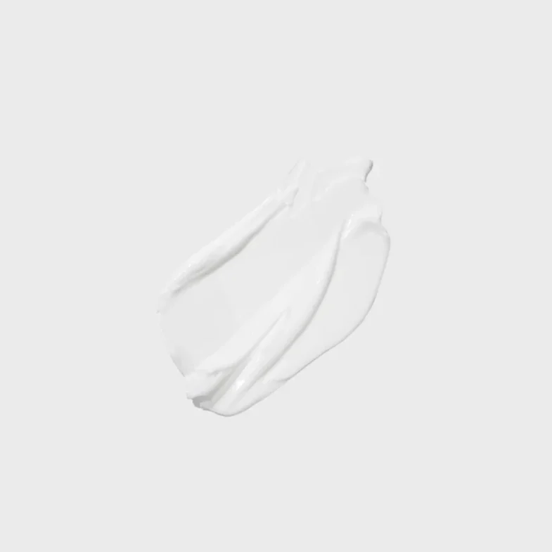 Prikaz bijele kreme s glatkom teksturom, karakteristične za proizvode Divote Cosmetics, inspirirane korejskom kozmetikom.