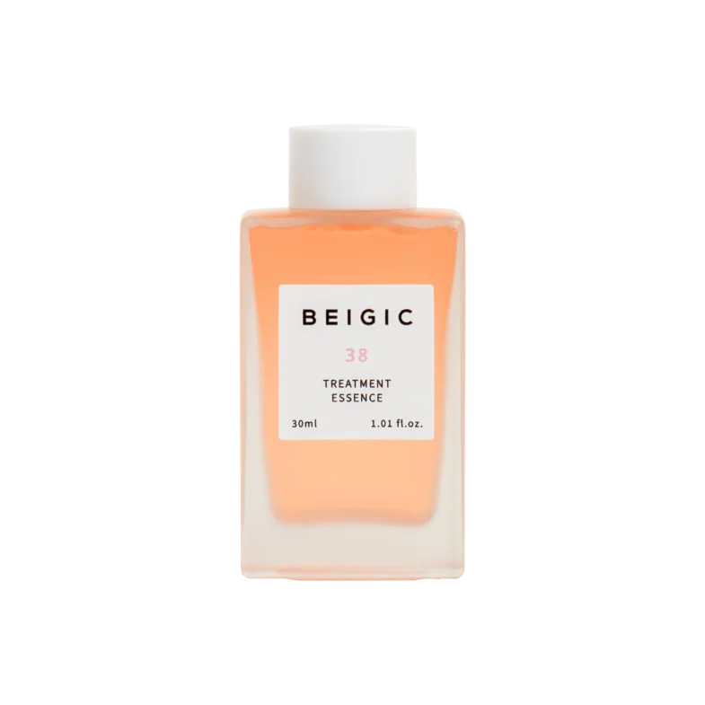 Bočica Divote Cosmetics Beigic 38 Treatment Essence s tekućinom narančaste boje, primjer korejske kozmetike.