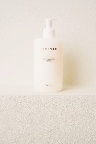 Bočica Beigic softening body losiona na bijeloj pozadini, popularan proizvod korejske kozmetike iz kolekcije Divote Cosmetics.
