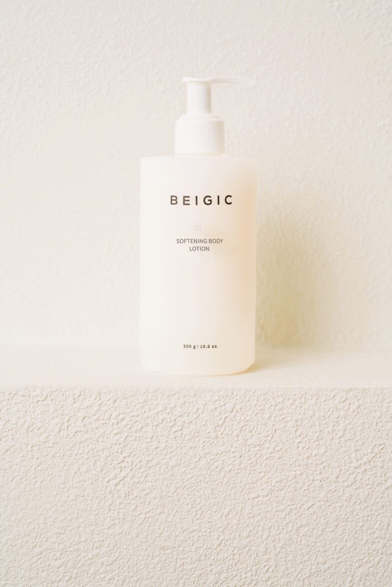 Bočica Beigic softening body losiona na bijeloj pozadini, popularan proizvod korejske kozmetike iz kolekcije Divote Cosmetics.