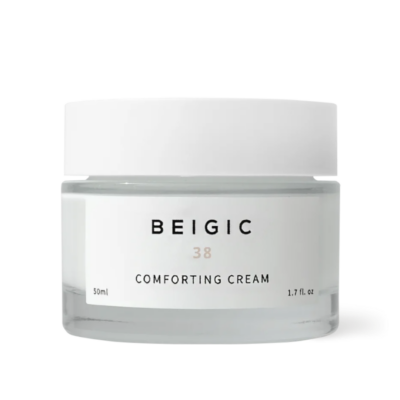 Staklenka Beigic 38 Comforting Cream, proizvoda brenda povezanog s korejskom kozmetikom, dostupna u Divote Cosmetics, s bijelim poklopcem i prozirnom staklenom posudom od 50 ml.
