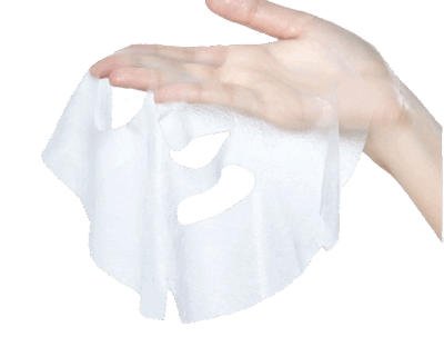 Ruka drži bijelu sheet masku, popularan proizvod iz korejske kozmetike, marke Divote Cosmetics.