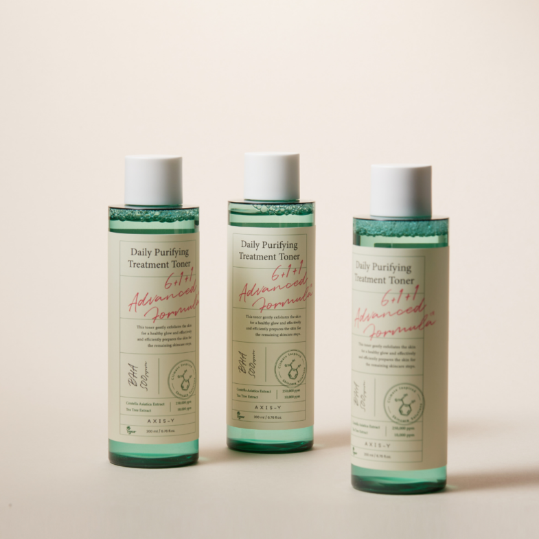 Tri bočice tonera 'Daily Purifying Treatment' od Divote Cosmetics, dobro poznate marke korejske kozmetike, s bijelim poklopcima i zelenim tekućim sadržajem.
