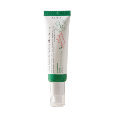 Dugačka tuba Axis-Y seruma za lice, poznata kao dio Divote Cosmetics, čija formula proizlazi iz korejske kozmetike, s bijelom i zelenom bojom i natpisom "Dark Spot Correcting Glow Serum" na prednjoj strani.
