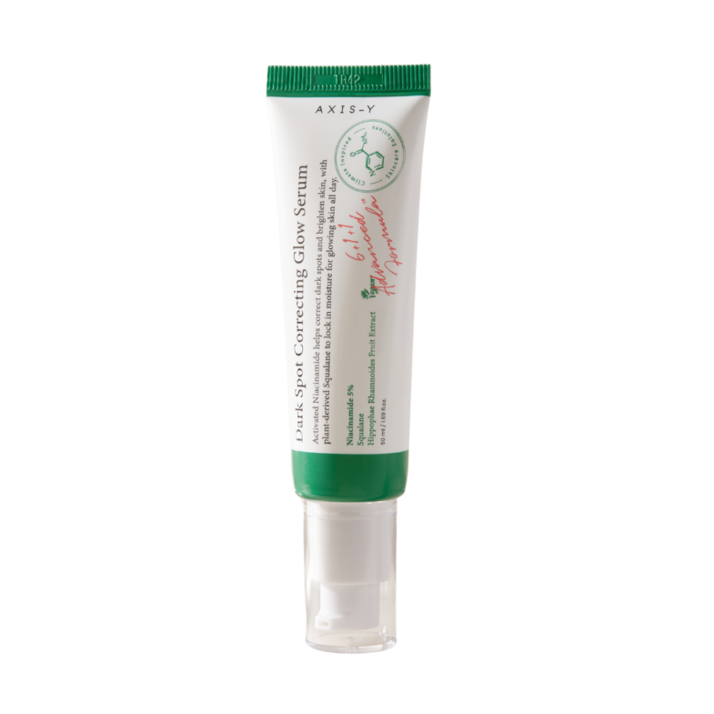 Dugačka tuba Axis-Y seruma za lice, poznata kao dio Divote Cosmetics, čija formula proizlazi iz korejske kozmetike, s bijelom i zelenom bojom i natpisom "Dark Spot Correcting Glow Serum" na prednjoj strani.
