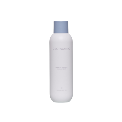 Bijela boca korejske kozmetike Georganic, s plavim poklopcem, na kojoj piše 'Hawaiian Deep Sea Mineral Toner', predstavljajući proizvod marke divote cosmetics.