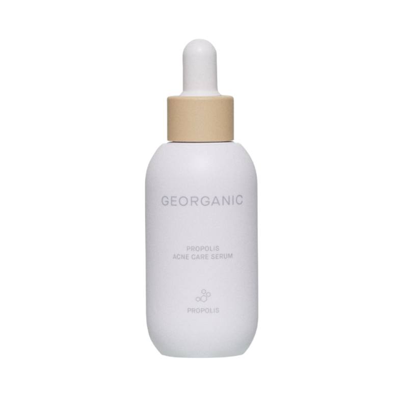Bočica seruma brenda "Georganic" s etiketom "Propolis Acne Care Serum", često povezana s "Divote Cosmetics" i poznata kao dio korejske kozmetike.