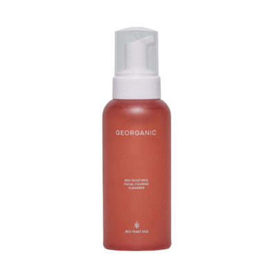 Bočica crvenog Georganic Red Yeast Rice pjene za lice, povezane s divote kozmetikom i korejskom kozmetikom, s bijelim poklopcem za pumpanje.