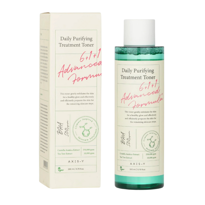 Bočica i kutija proizvoda 'Daily Purifying Treatment Toner' od Axis-Y, korejske kozmetike iz kolekcije Divote Cosmetics, prikazuju natpise i informacije o formulaciji s ekstraktom centelle asiatice i uljem čajevca.