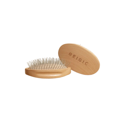 Drvena četka za kosu marke Beigic iz linije korejske kozmetike Divote Cosmetics, s metalnim iglama i graviranim logotipom na stražnjoj strani.
