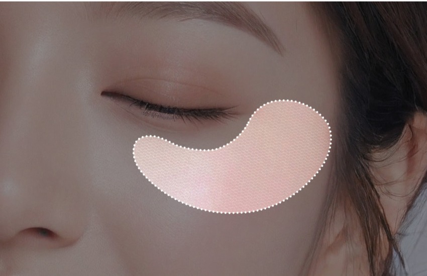 Zatvoreno oko s flasterima za oči, popularni proizvod iz korejske kozmetike Divote Cosmetics, nanesen ispod kapka.