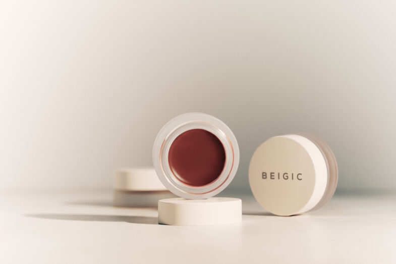 Otvorena posudica s kremom za lice marke Beigic, koja predstavlja korejsku kozmetiku i može se naći u trgovinama kao što je Divote Cosmetics.