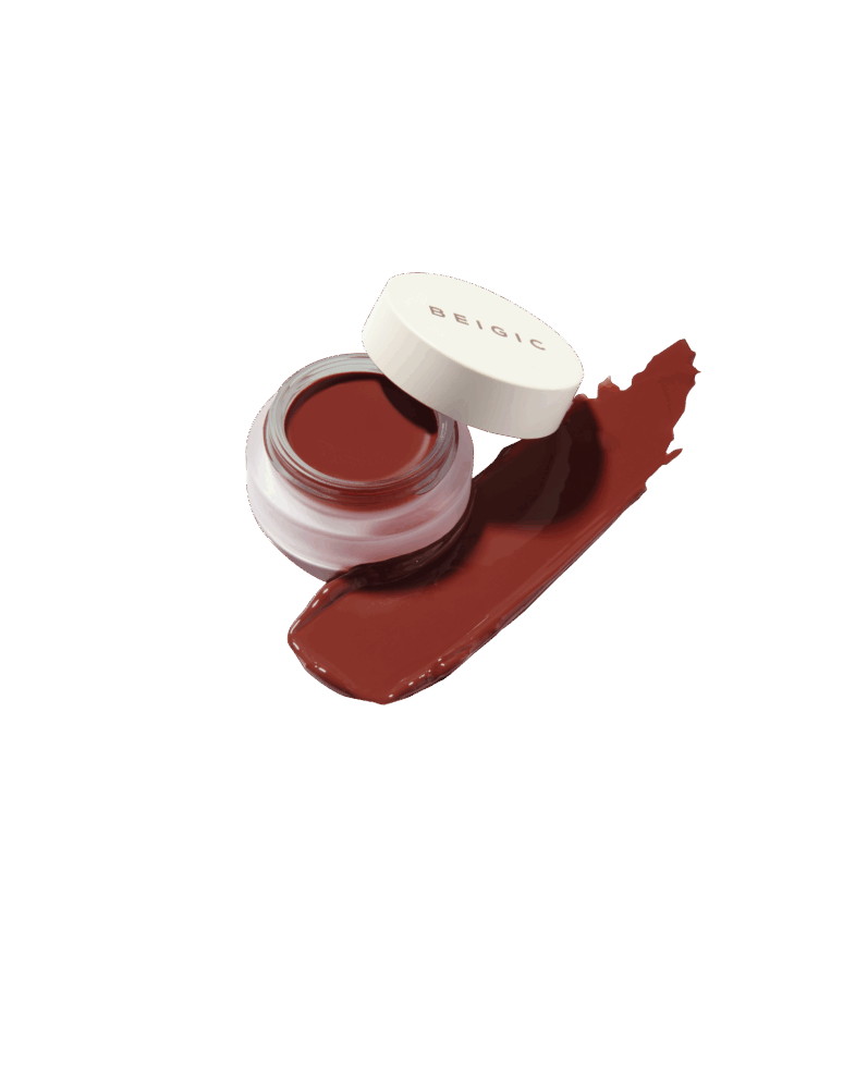 Bežički proizvod za usne u smeđe-crvenoj boji, s naglaskom na teksturu, na crnoj podlozi, ilustrira korejsku kozmetiku i brend Divote Cosmetics.