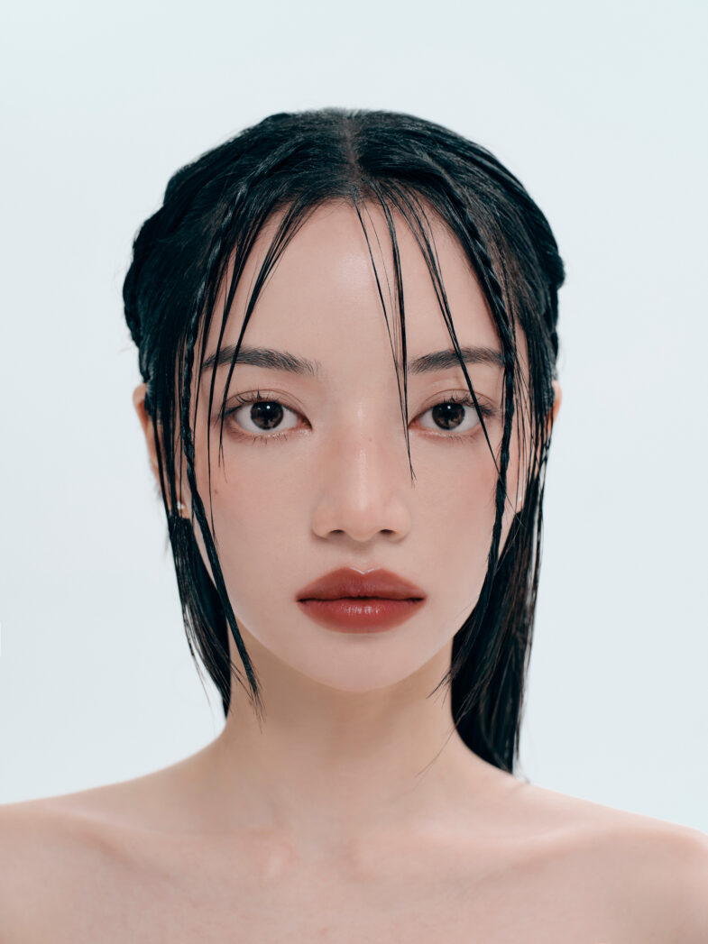 Portret žene s naglaskom na savršenoj koži i prirodnom šminkanju, koristeći proizvode poput korejske kozmetike i Divote Cosmetics.