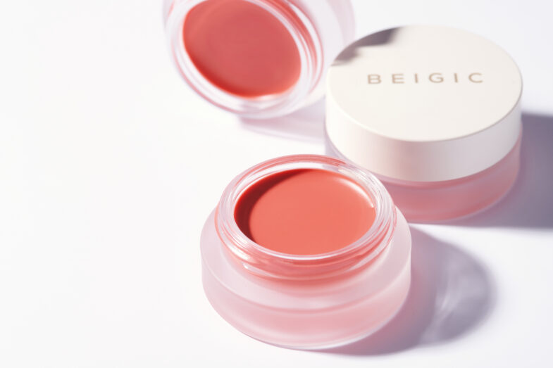 Kozmetički proizvodi marke Beigic, predstavljeni u otvorenim i zatvorenim okruglim posudicama, karakteristični za korejsku kozmetiku, dio su ponude tvrtke Divote Cosmetics.