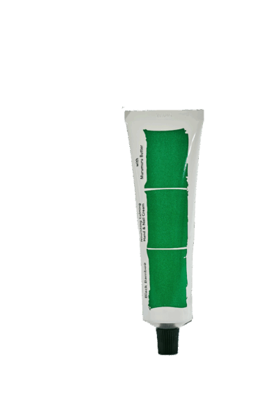 Zelena tubica s kremom za ruke i nokte, proizvod korejske kozmetike Divote Cosmetics, s maslacem murumuru i crnim bambusom.